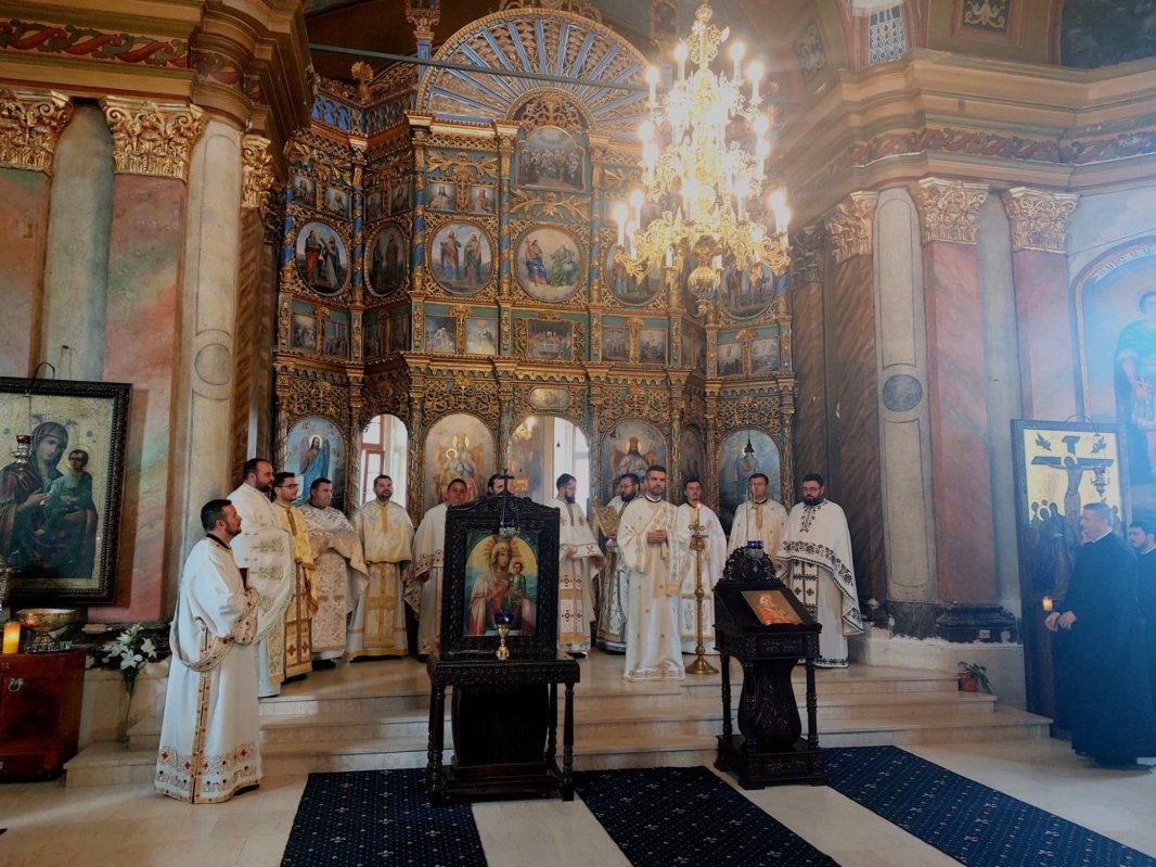 Revedere a absolvenţilor teologi bucureşteni 225068