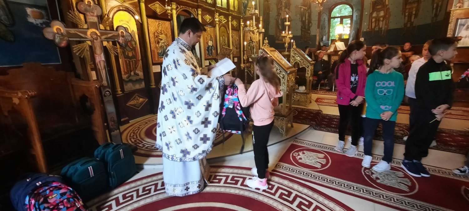 Ghiozdane pentru elevii din parohia ilfoveană Sudiți 225306