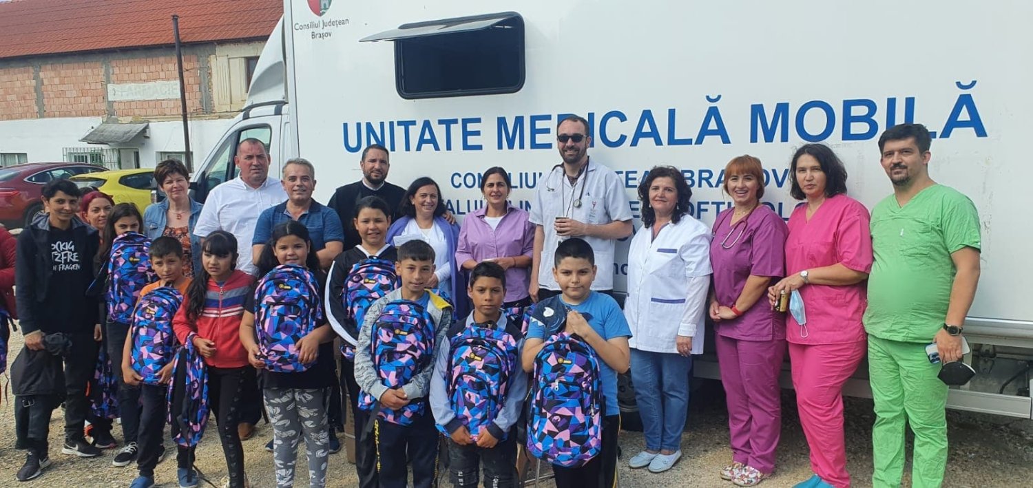 Consultaţii medicale pentru vârstnici şi daruri pentru elevi la Dumbrăviţa, judeţul Braşov 225449
