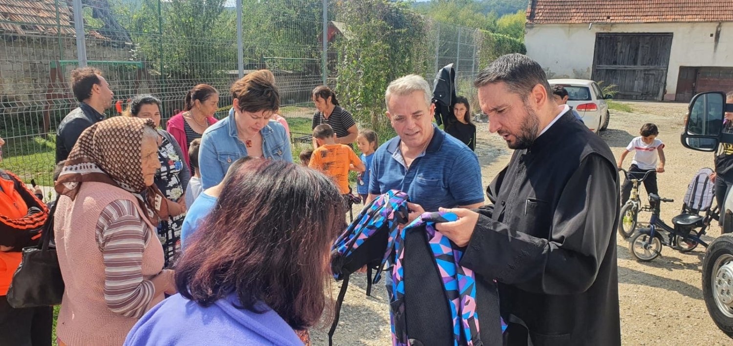 Consultaţii medicale pentru vârstnici şi daruri pentru elevi la Dumbrăviţa, judeţul Braşov 225450