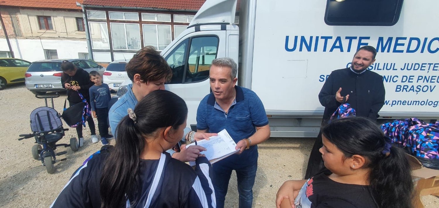 Consultaţii medicale pentru vârstnici şi daruri pentru elevi la Dumbrăviţa, judeţul Braşov 225455