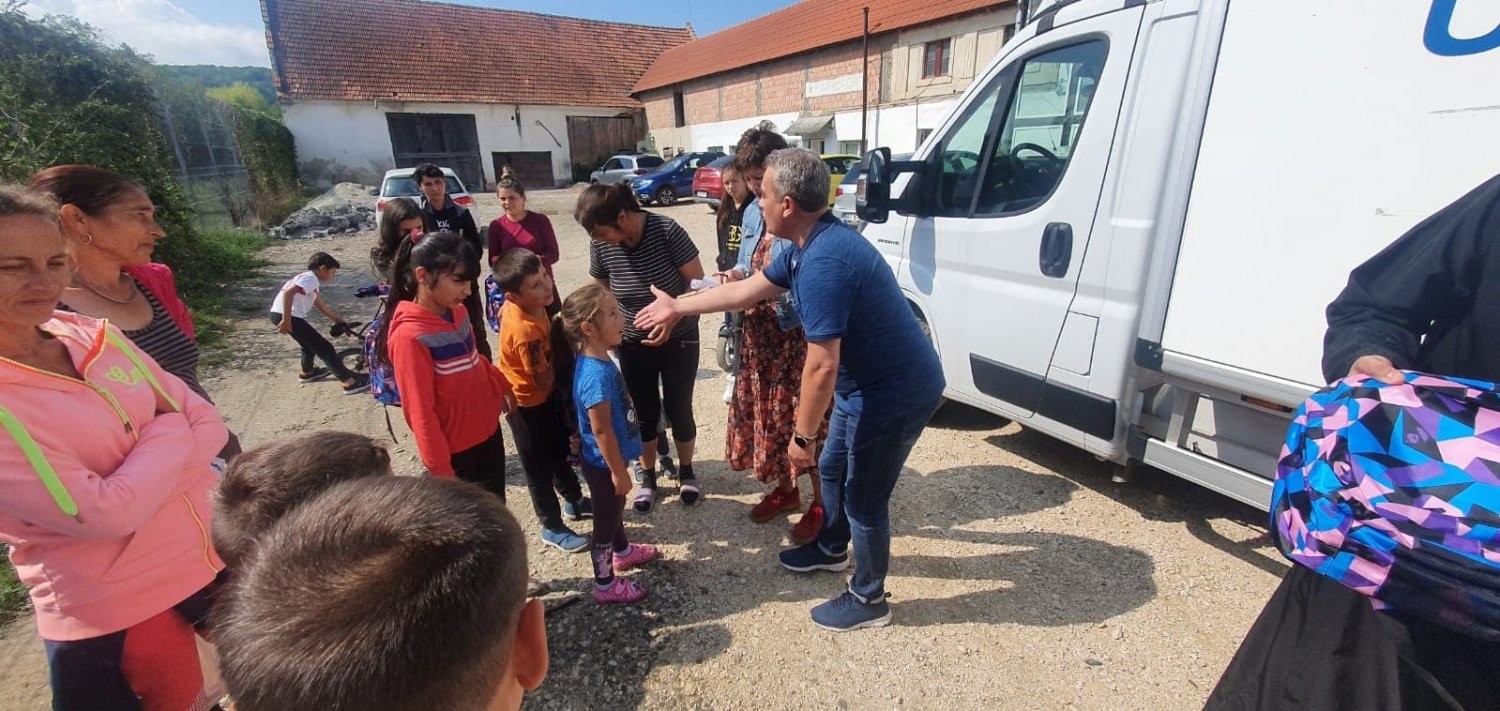 Consultaţii medicale pentru vârstnici şi daruri pentru elevi la Dumbrăviţa, judeţul Braşov 225456