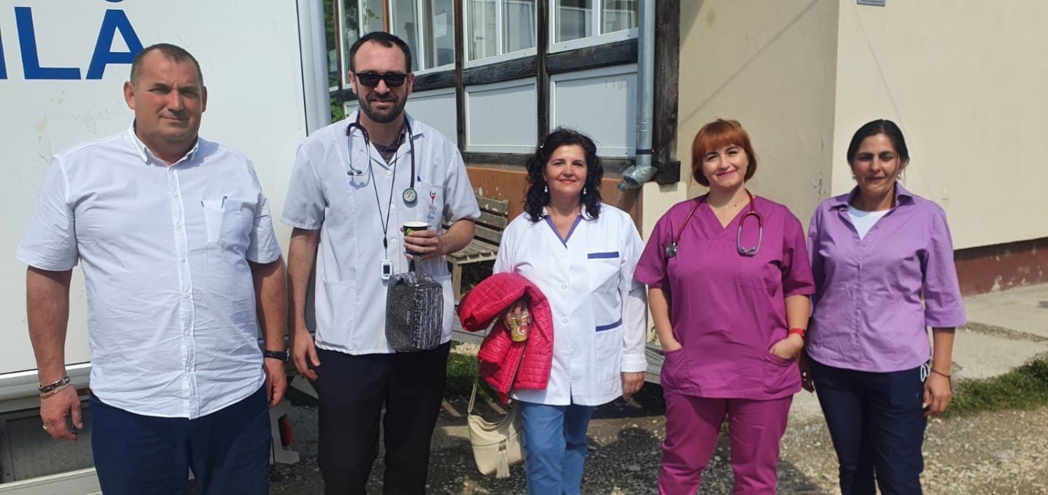 Consultaţii medicale pentru vârstnici şi daruri pentru elevi la Dumbrăviţa, judeţul Braşov 225458