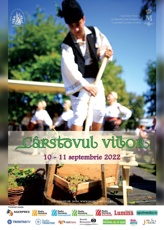 Datini și tradiții aduse în muzeu: culesul viilor și bătutul nucilor 225391