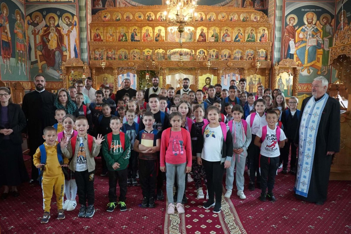 Sprijin pentru elevi la începutul anului școlar în Arhiepiscopia Dunării de Jos 225433