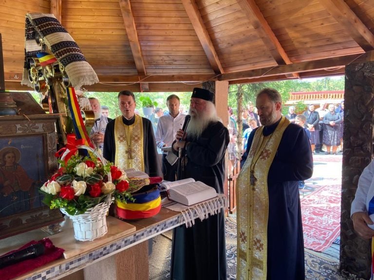 Sfințirea crucilor bisericii din Remetea Luncă, județul Timiș 225533