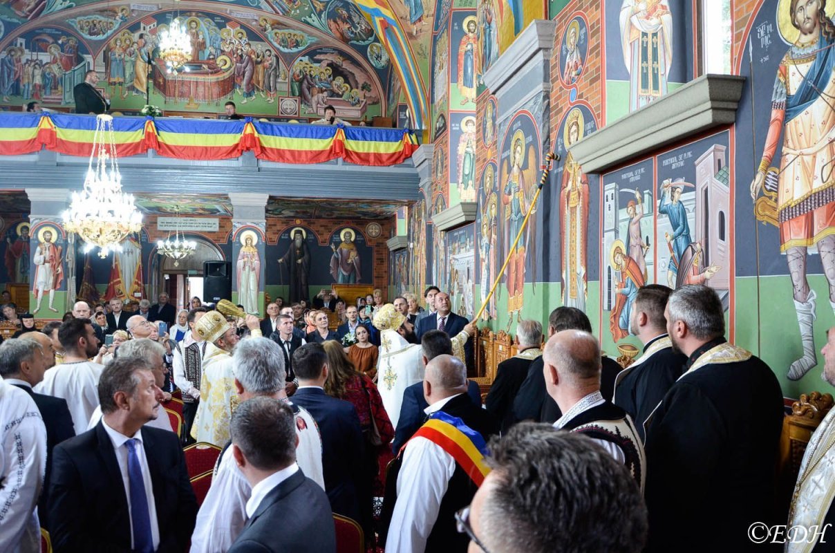 Cinci arhierei au sfinţit pictura bisericii din Ţebea 225773