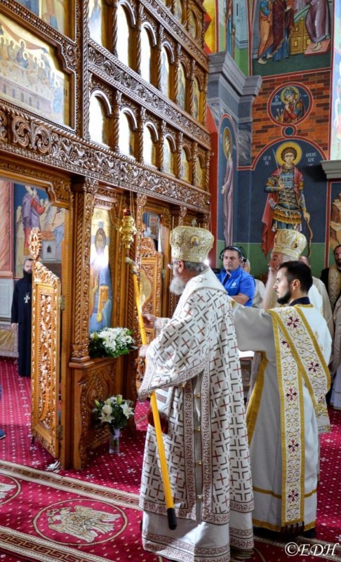 Cinci arhierei au sfinţit pictura bisericii din Ţebea 225774