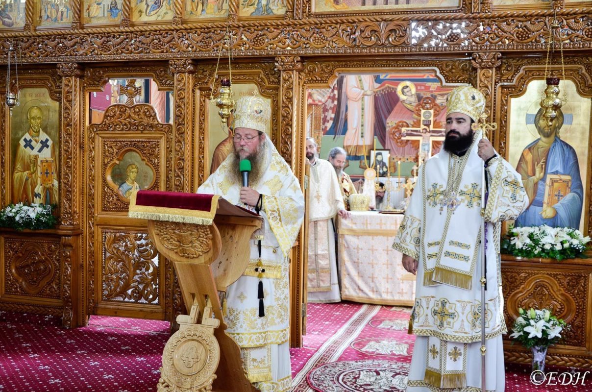 Cinci arhierei au sfinţit pictura bisericii din Ţebea 225778