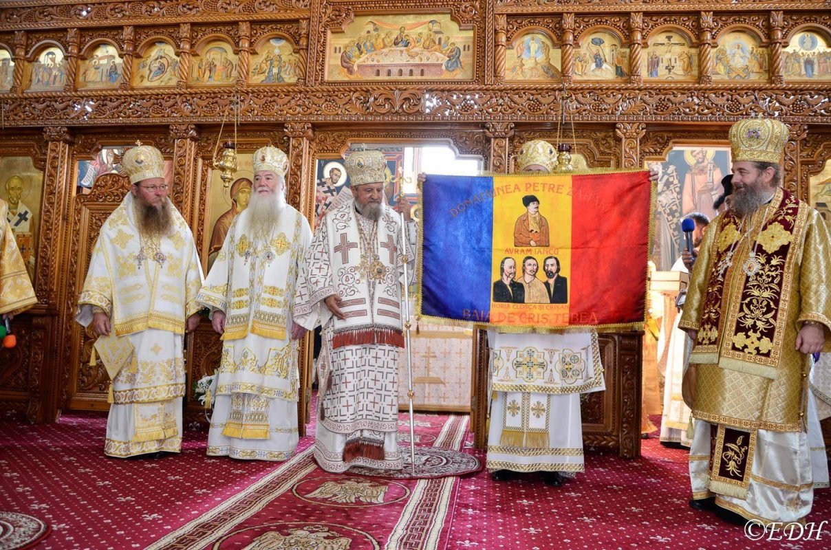 Cinci arhierei au sfinţit pictura bisericii din Ţebea 225779