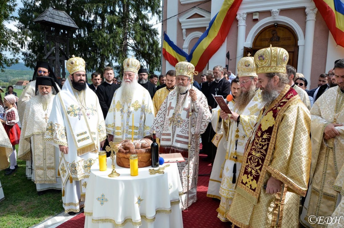 Cinci arhierei au sfinţit pictura bisericii din Ţebea 225780