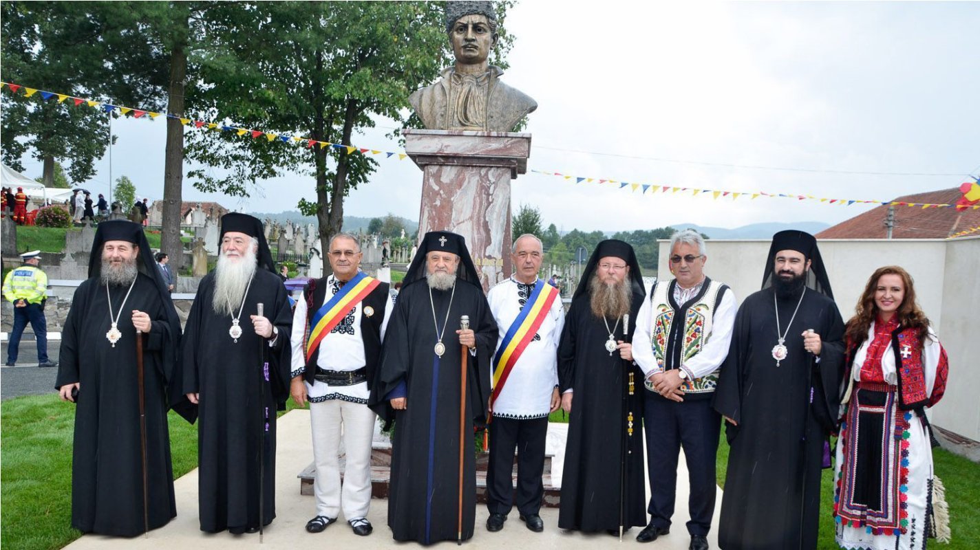 Cinci arhierei au sfinţit pictura bisericii din Ţebea 225785