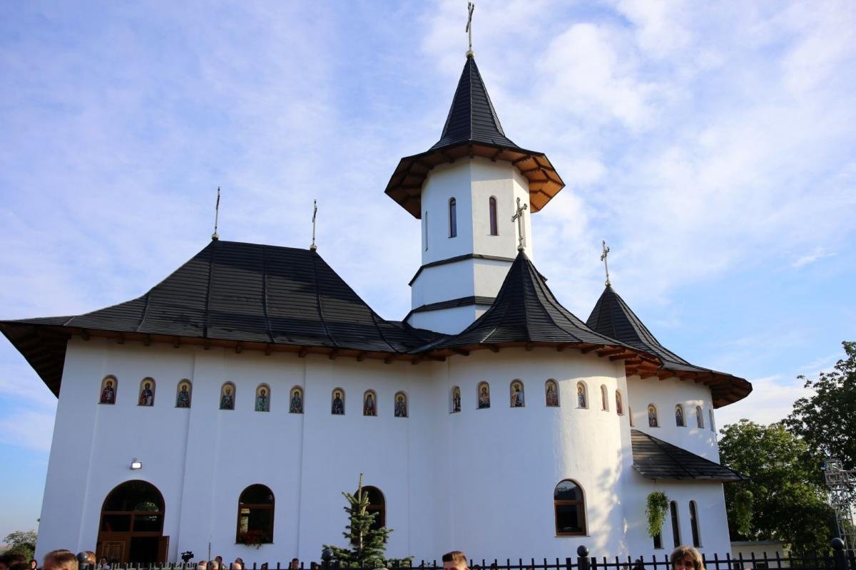 Biserica din Dobârceni a primit haină nouă, luminoasă 225986