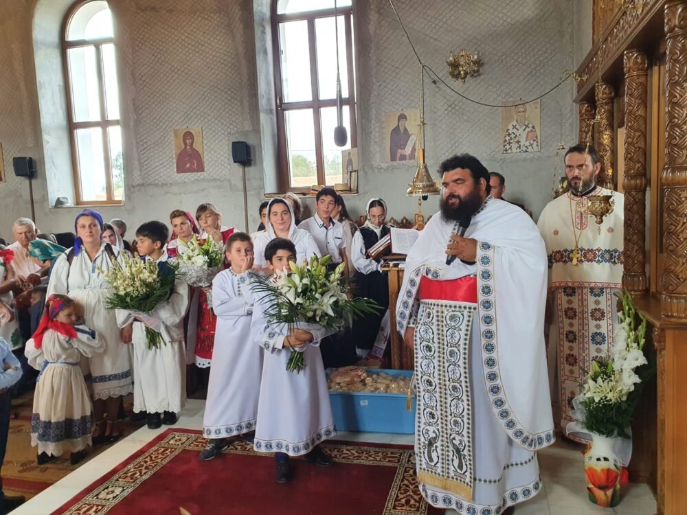 Târnosirea unei biserici din Munții Zarandului 226039