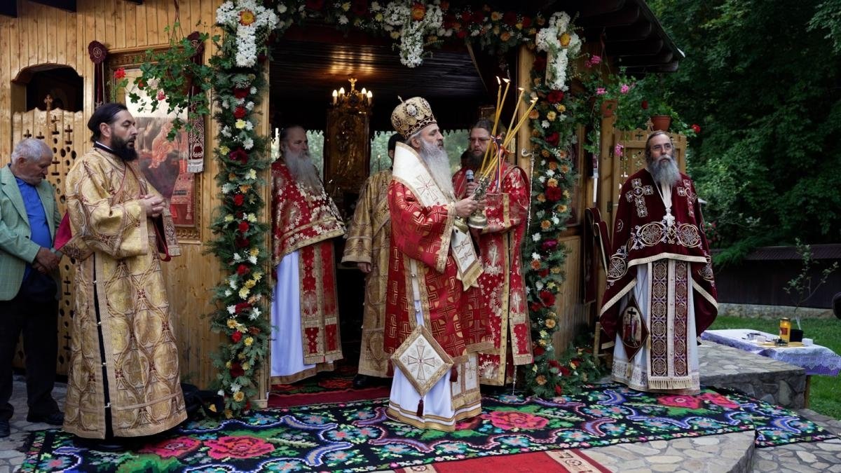 „A ne purta crucea cu responsabilitate înseamnă a încerca să-l ajutăm pe celălalt să-și ducă crucea” 226458