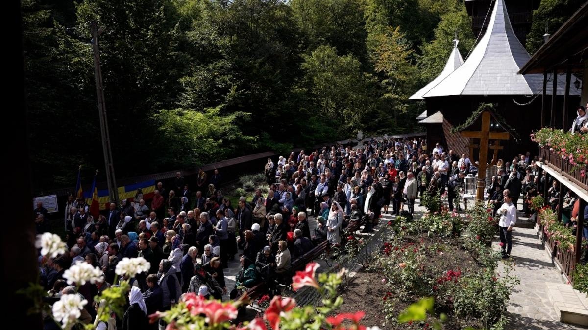 „A ne purta crucea cu responsabilitate înseamnă a încerca să-l ajutăm pe celălalt să-și ducă crucea” 226459