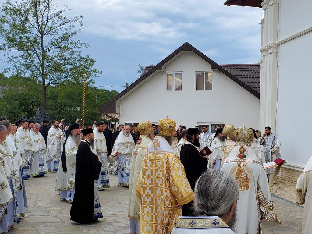 Biserică întărită, înfrumuseţată şi resfinţită la Hlipiceni 226520