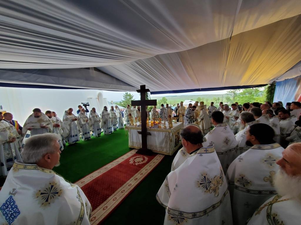 Biserică întărită, înfrumuseţată şi resfinţită la Hlipiceni 226521