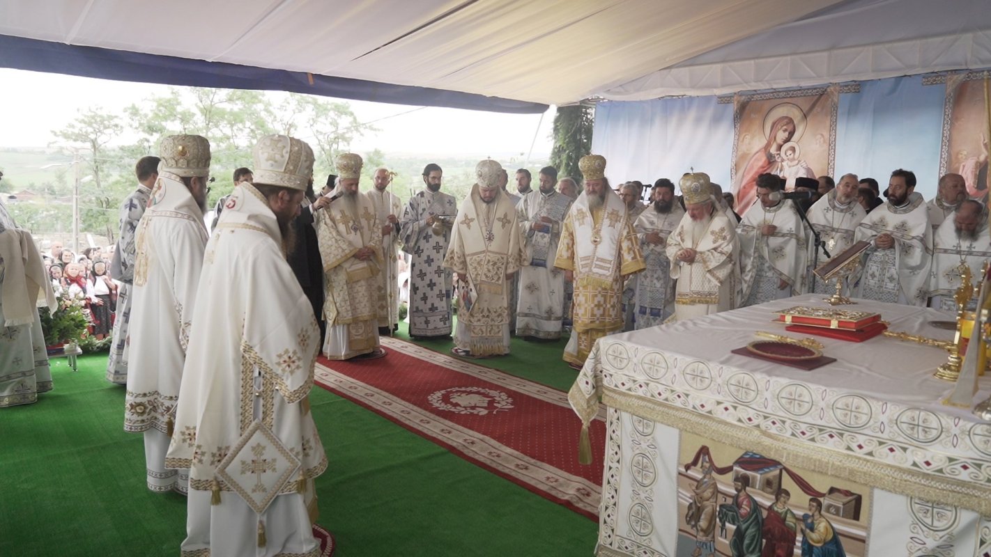 Opt arhierei la slujba de târnosire a Bisericii „Sfântul Nicolae” Hlipiceni, Botoșani 226566