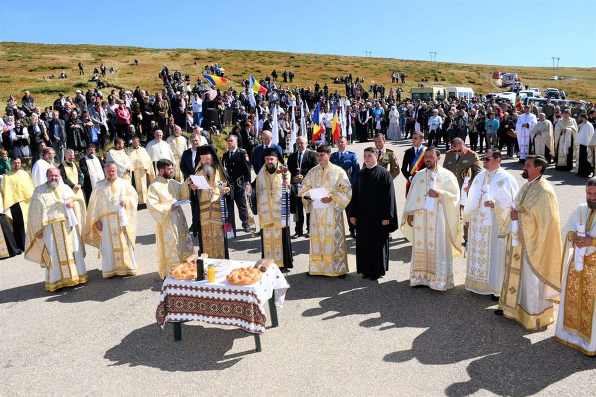 Pelerinaj la Crucea de pe Muntele Mic din Caraș-Severin 226507