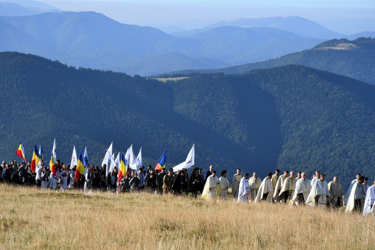 Pelerinaj la Crucea de pe Muntele Mic din Caraș-Severin 226509