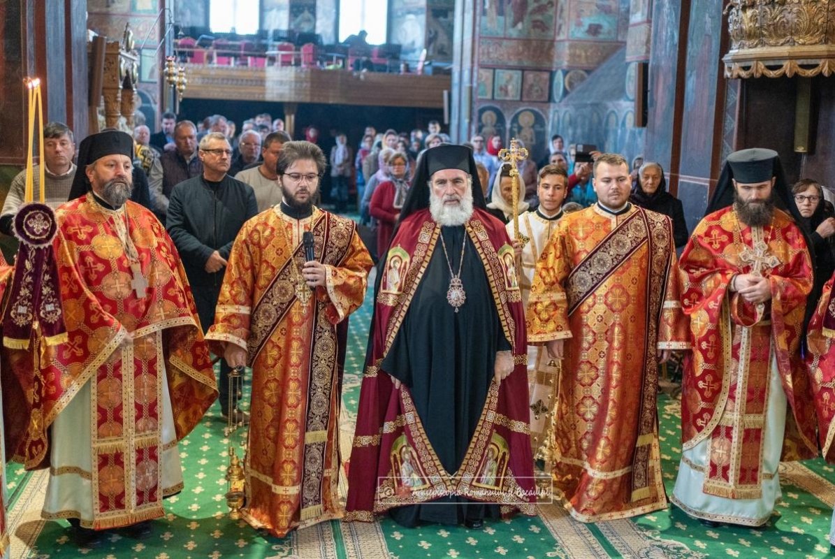 Sărbătoarea Înălțării Sfintei Cruci la Catedrala Arhiepiscopală din Roman 226461