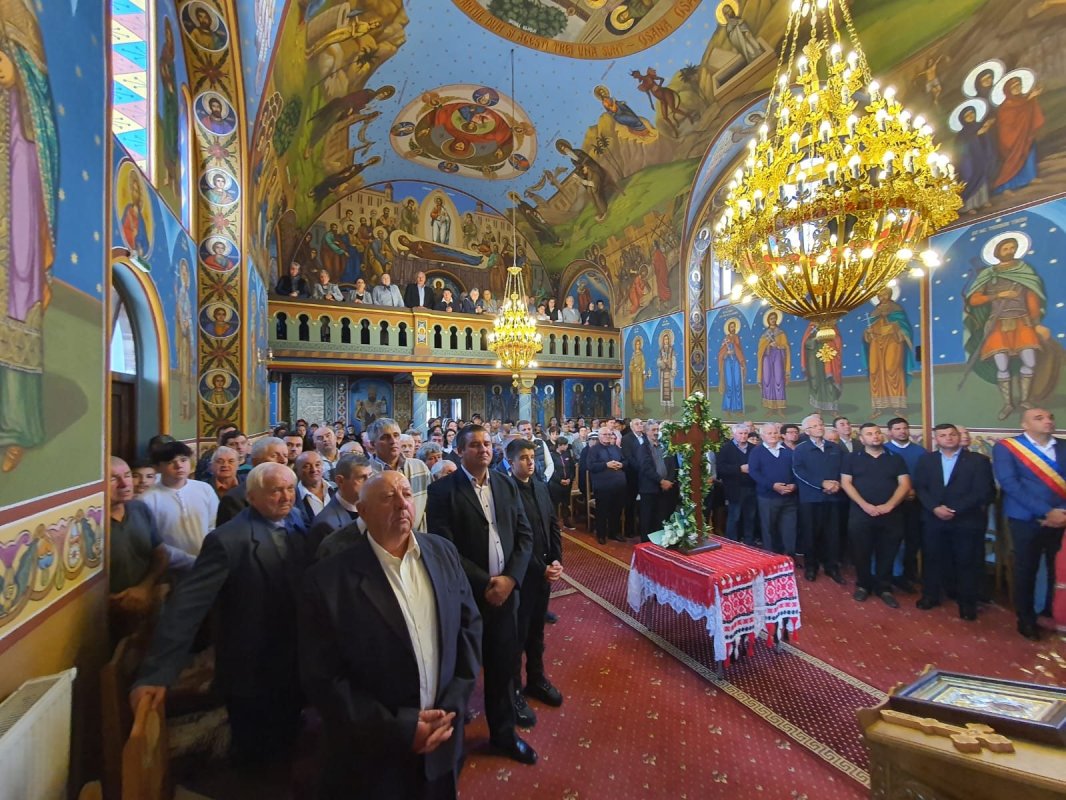 Sfânta Cruce - catargul călăuzitor al corabiei mântuirii 226642