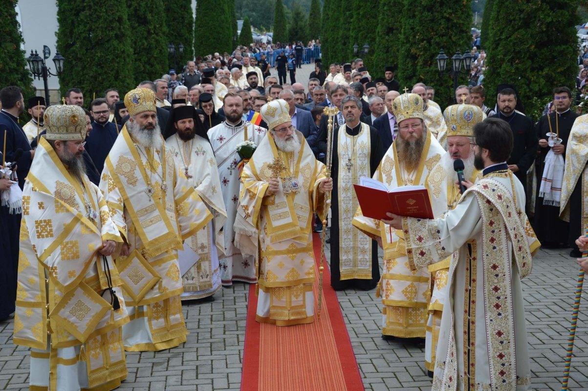 Cinci ierarhi au sfințit noul sediu administrativ al Protoieriei Moinești 226751