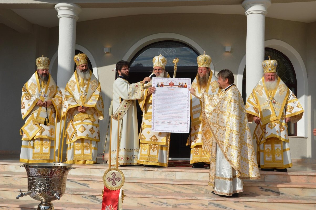 Cinci ierarhi au sfințit noul sediu administrativ al Protoieriei Moinești 226753