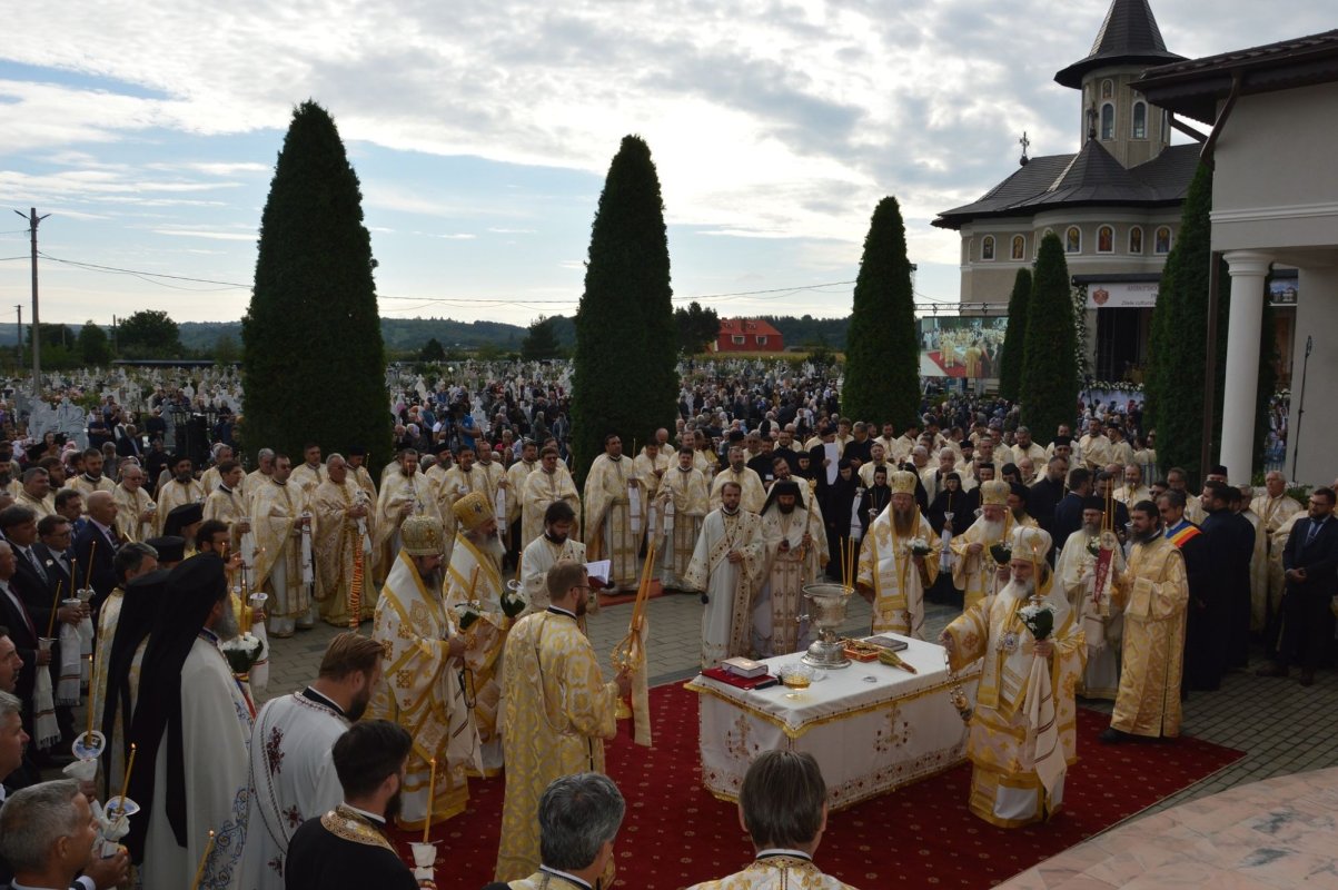 Cinci ierarhi au sfințit noul sediu administrativ al Protoieriei Moinești 226754