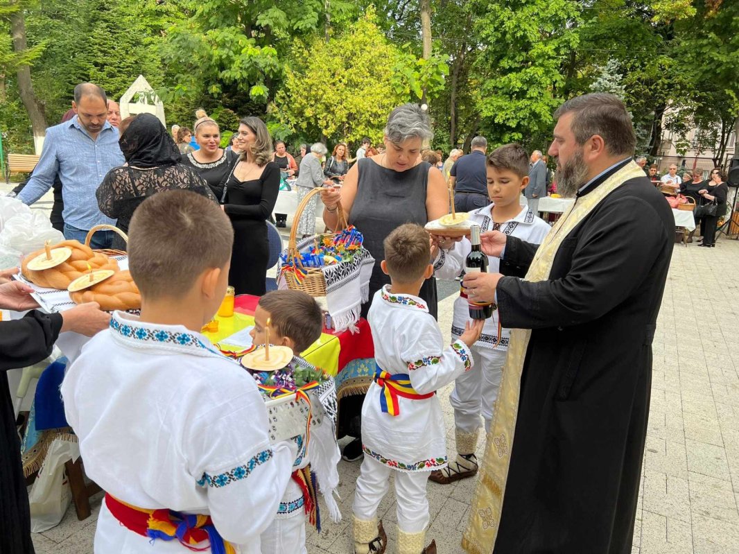 Pomenirea părinților Sfântului Dionisie Erhan la o biserică din București 226759