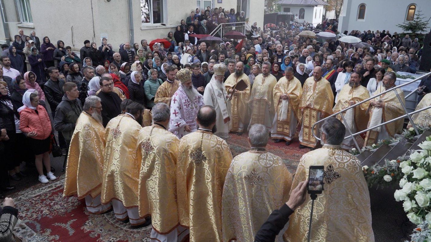 Doi mitropoliți au sfințit pictura bisericii Spitalului de Pediatrie din Botoșani 226840