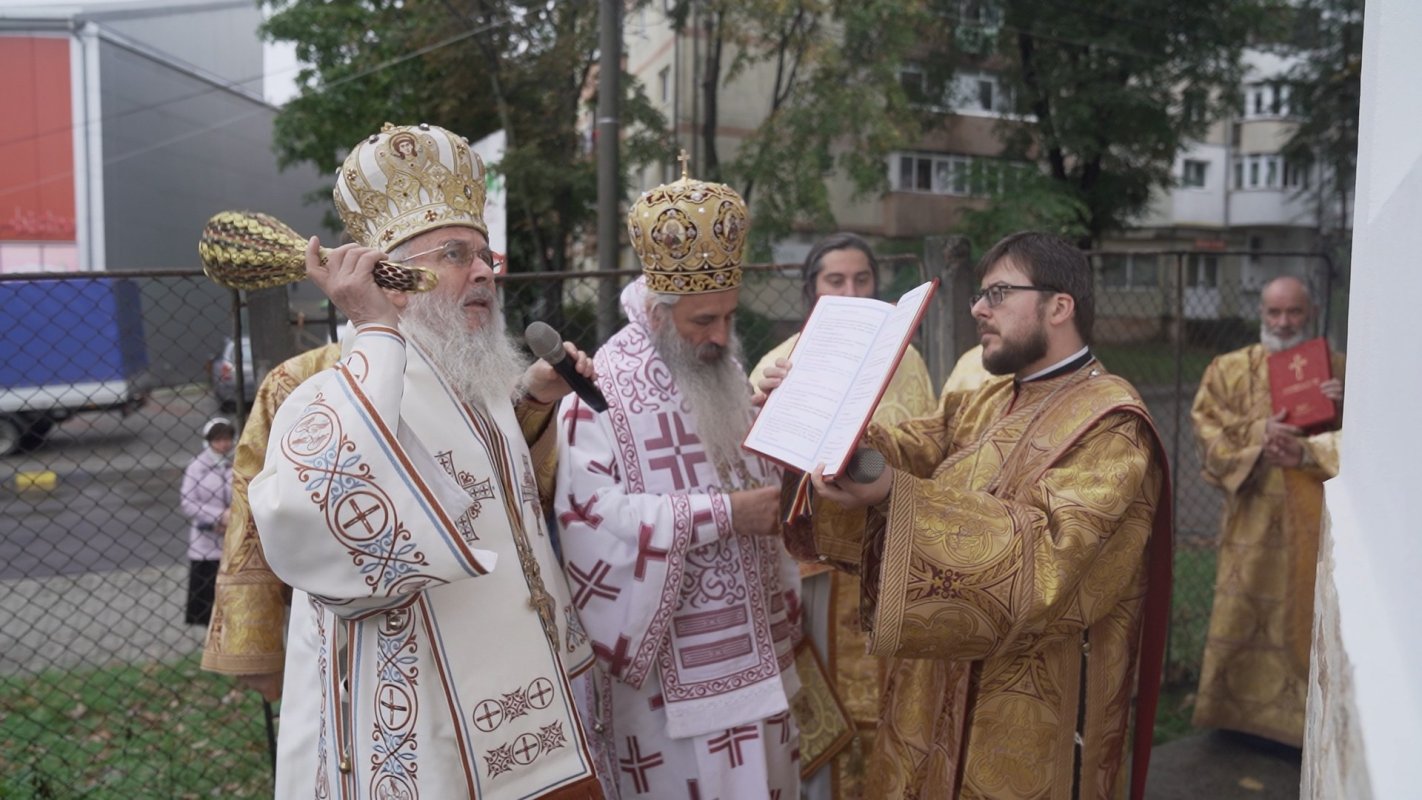 Doi mitropoliți au sfințit pictura bisericii Spitalului de Pediatrie din Botoșani 226841