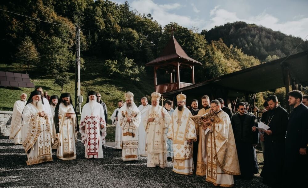 „Fiecare avem o cruce! Să o iubim și să o îmbrățișăm asemenea Mântuitorului” 226819