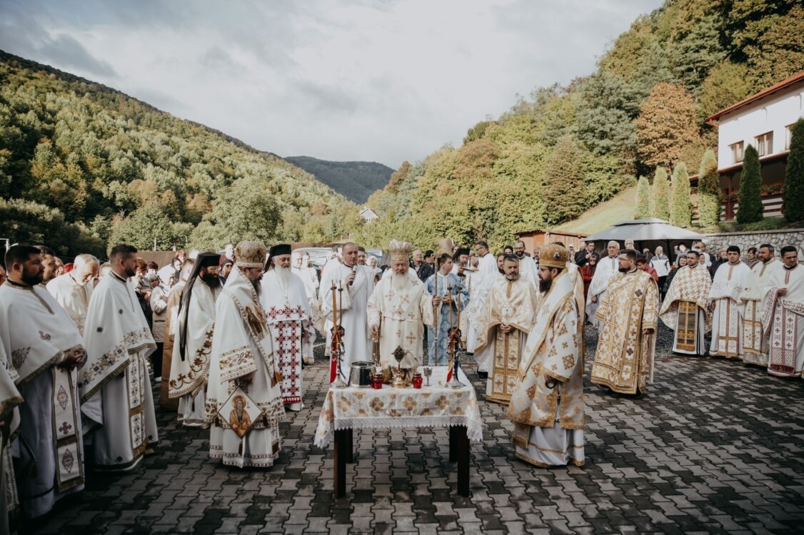 „Fiecare avem o cruce! Să o iubim și să o îmbrățișăm asemenea Mântuitorului” 226820