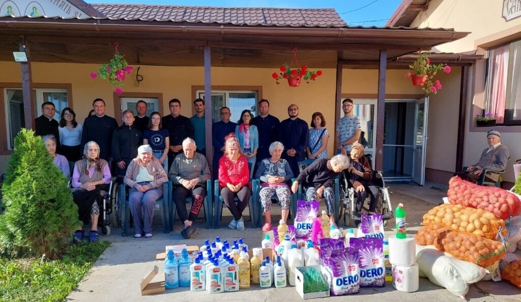 Tineri dâmbovițeni în sprijinul persoanelor vârstnice 227063