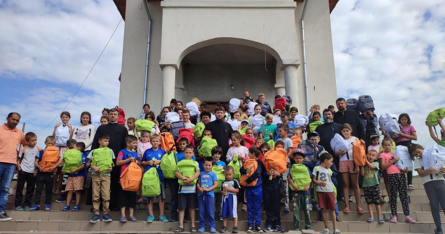 Rechizite pentru peste 1.500 de copii din Episcopia Hușilor 227107