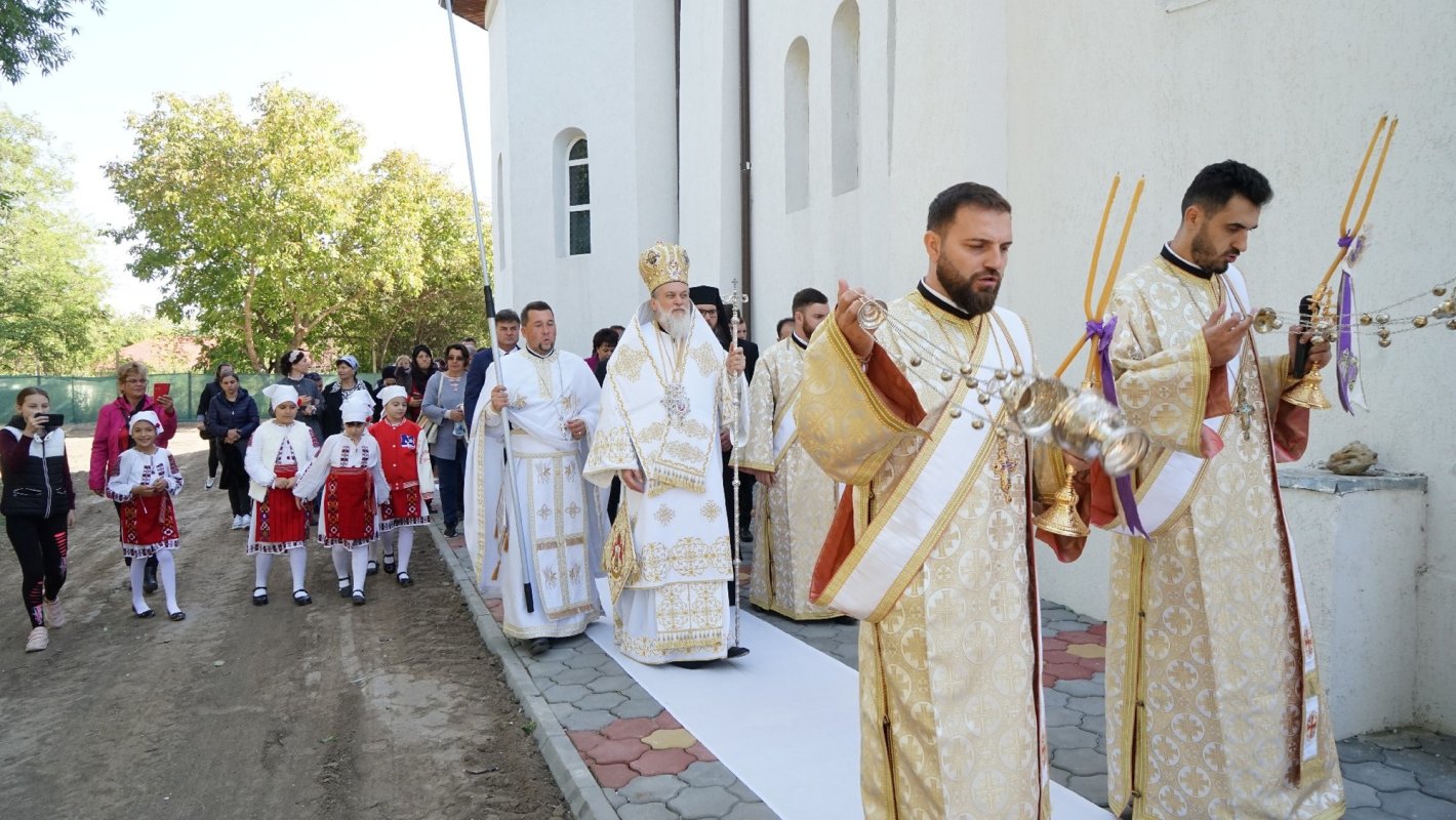 Sfințirea veșmântului pictural al unei biserici ialomițene 227433