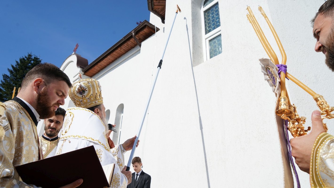 Sfințirea veșmântului pictural al unei biserici ialomițene 227434