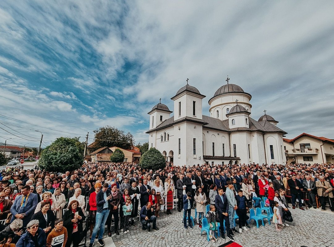 Trei ierarhi au sfinţit biserica din cartierul clujean Dâmbul Rotund 227369
