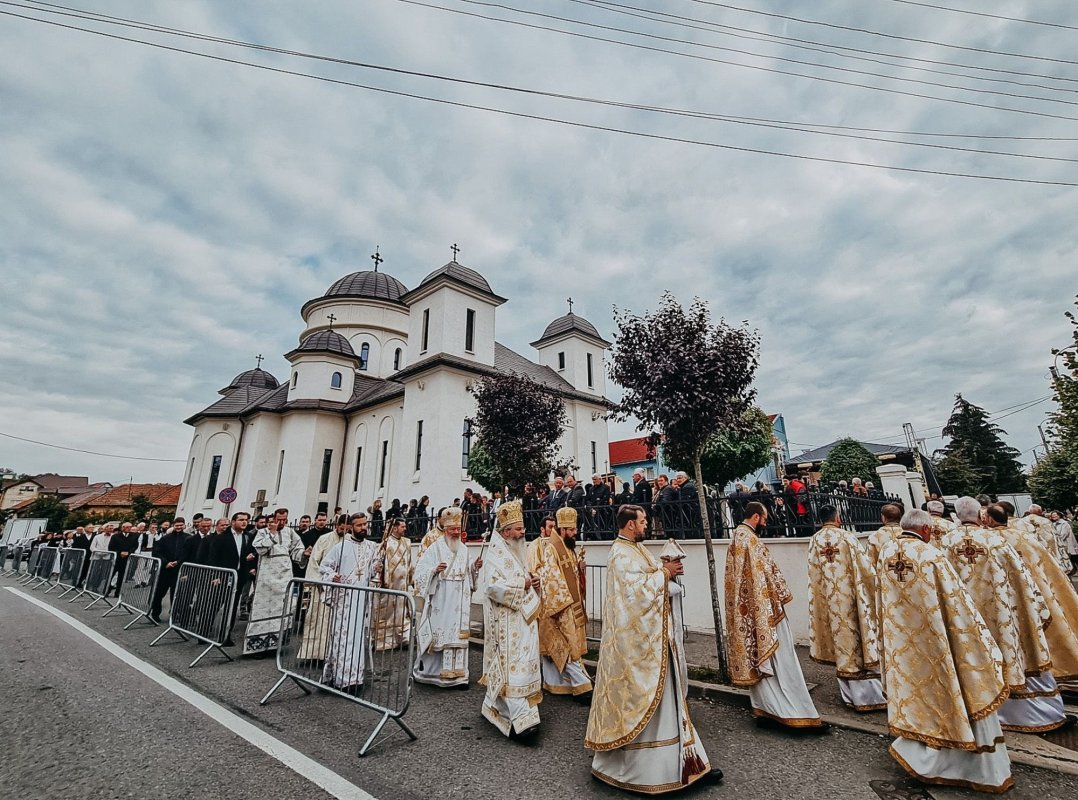Trei ierarhi au sfinţit biserica din cartierul clujean Dâmbul Rotund 227370