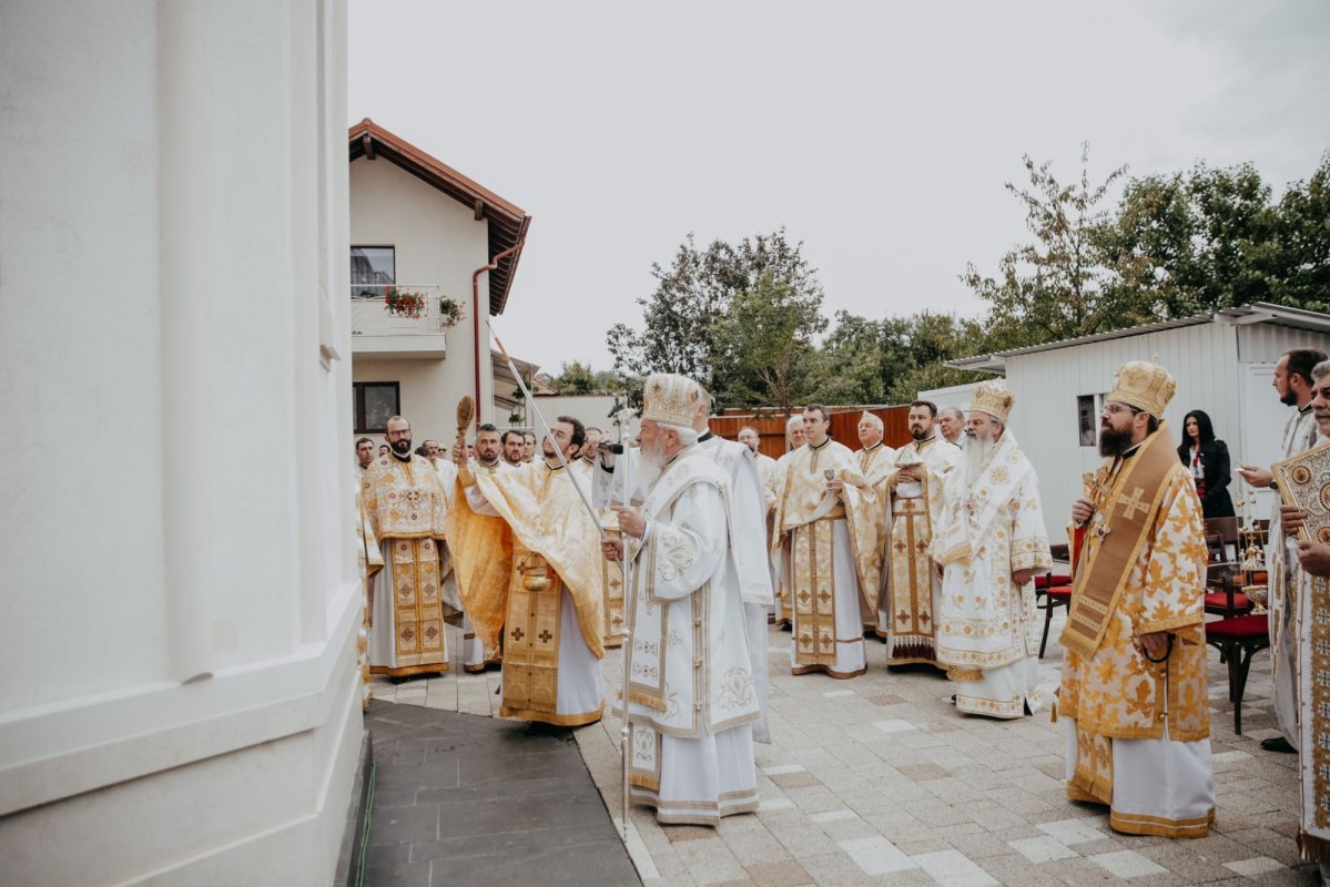 Trei ierarhi au sfinţit biserica din cartierul clujean Dâmbul Rotund 227371