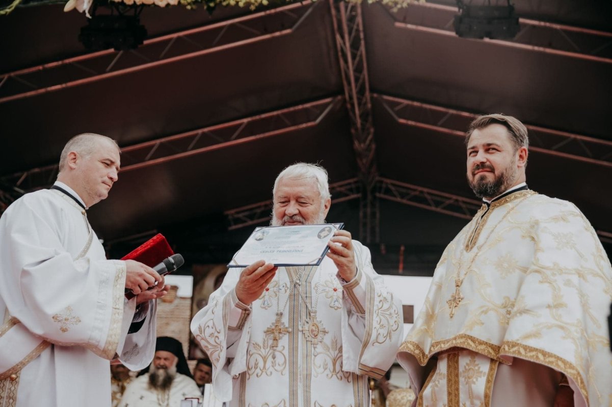 Trei ierarhi au sfinţit biserica din cartierul clujean Dâmbul Rotund 227372