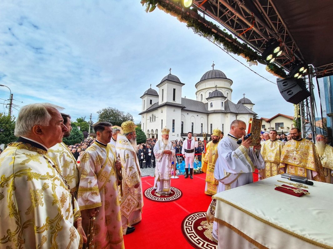 Trei ierarhi au sfinţit biserica din cartierul clujean Dâmbul Rotund 227373