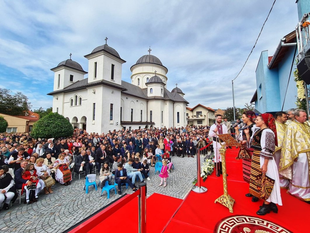 Trei ierarhi au sfinţit biserica din cartierul clujean Dâmbul Rotund 227374