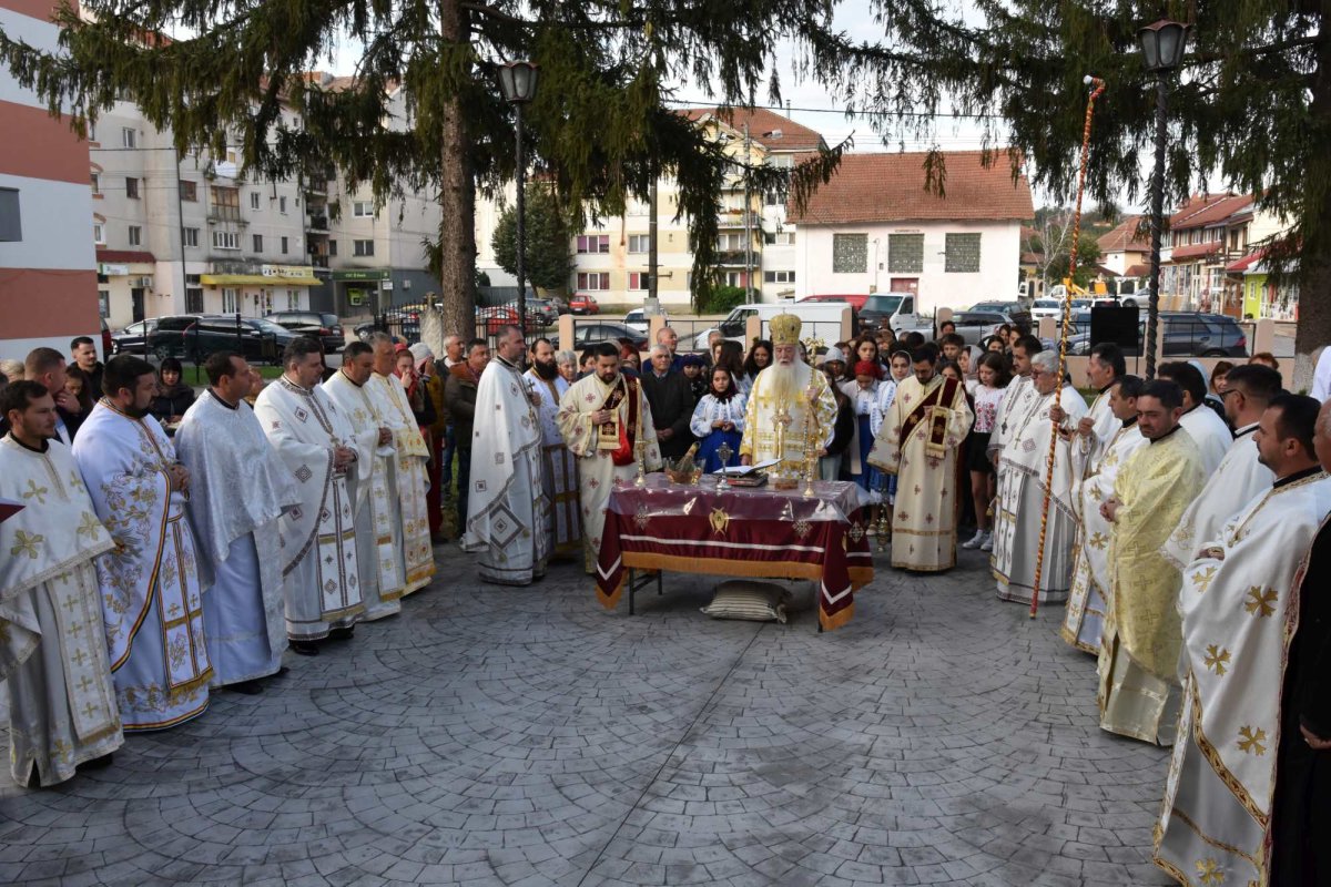 Înnoirea veșmântului sfințeniei pentru catedrala din orașul Strehaia 227561