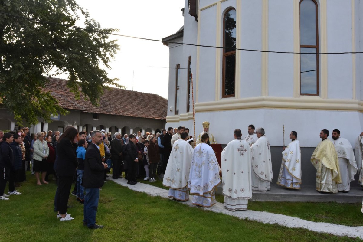 Înnoirea veșmântului sfințeniei pentru catedrala din orașul Strehaia 227562