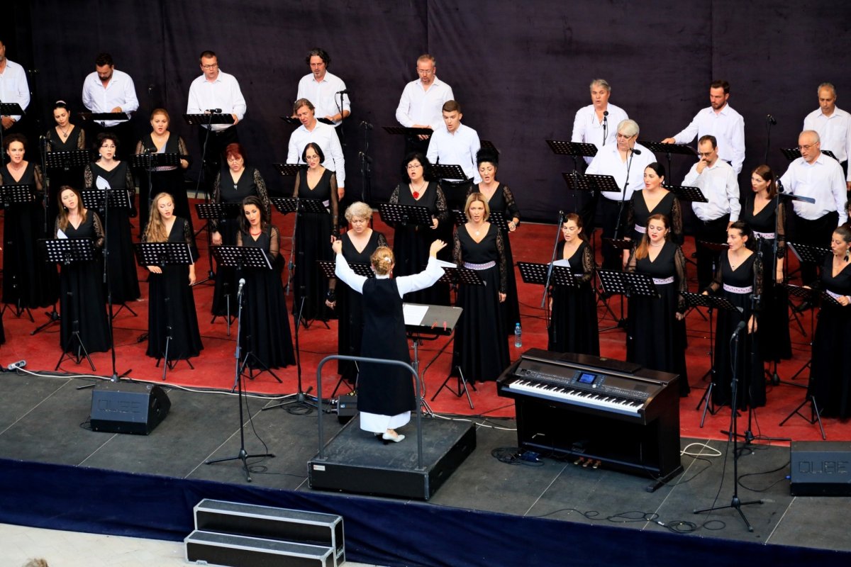 „Nu există cor care să nu aibă în repertoriu și muzică religioasă” 227437