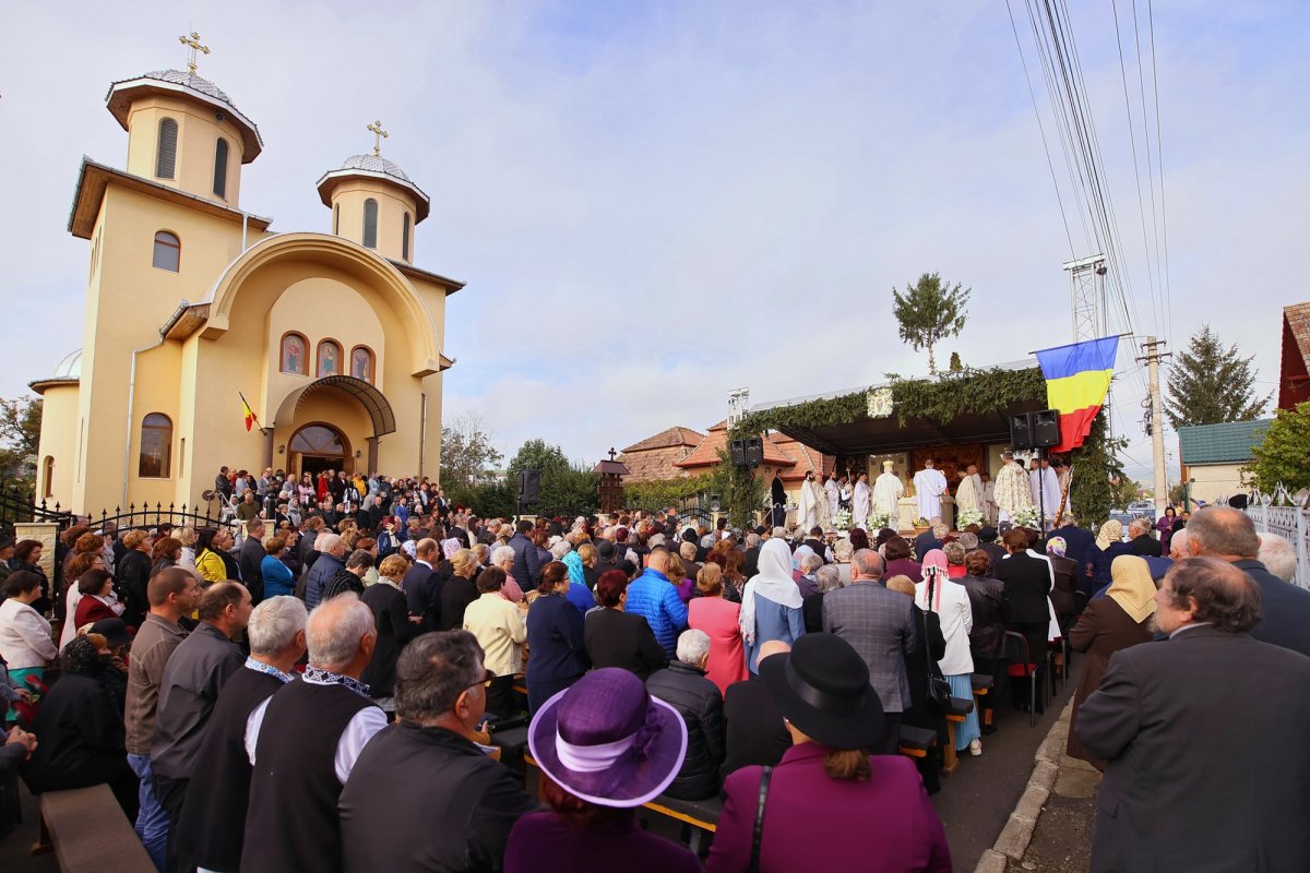 Biserica Parohiei Turda Nouă II a fost târnosită 228276