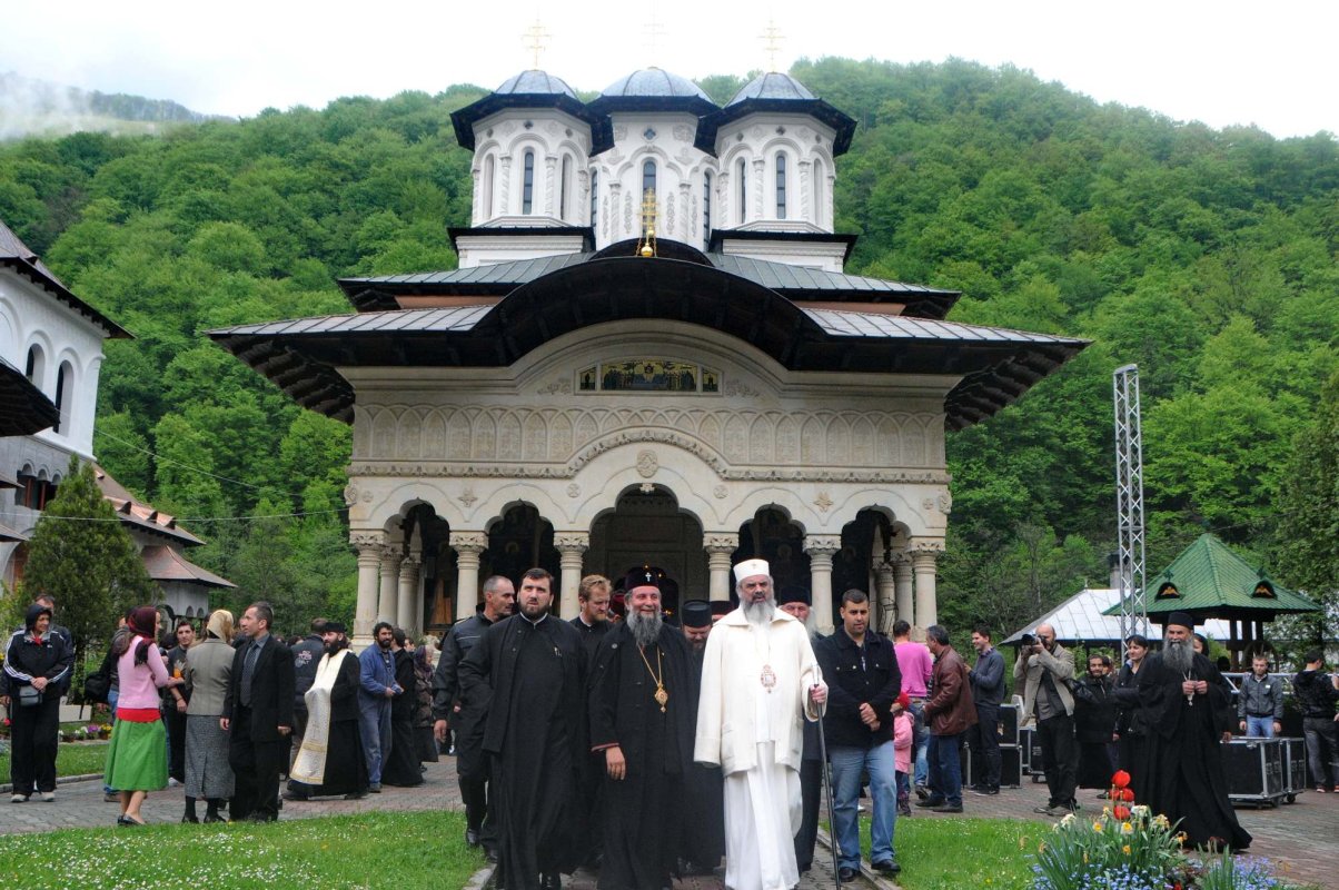 Prinos de gând şi de cuvânt la aleasă zi de prăznuire 227353